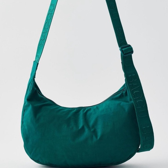 BAGGU SMALL CRESCENT IN CYPRESS GREEN - Picture 4 of 7